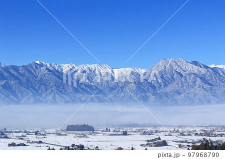冬の安曇野と北アルプス 97968790