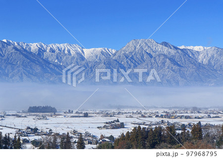 冬の安曇野と北アルプス 97968795