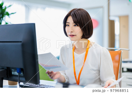オフィスでパソコンを操作する女性 オフィスでパソコンを操作する女性 97968851