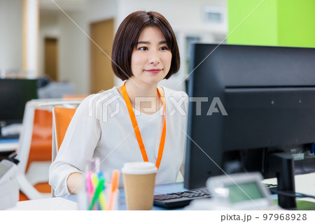 オフィスでパソコンを操作する女性 97968928