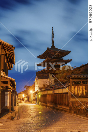 京都市　八坂の塔（三年坂より）　夜景 97969028