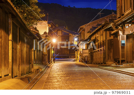 真夜中の産寧坂（三年坂）・清水寺の参道 97969031