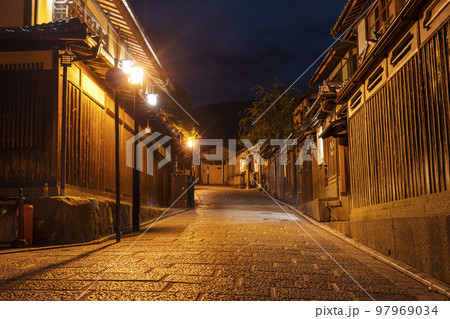 真夜中の産寧坂（三年坂）・清水寺の参道 97969034