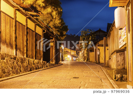 真夜中の産寧坂（三年坂）・清水寺の参道 97969036