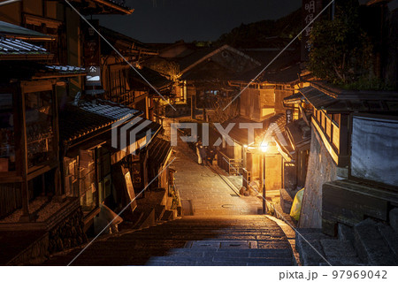 真夜中の産寧坂(三年坂)・清水寺の参道 真夜中の産寧坂(三年坂)・清水寺の参道 97969042