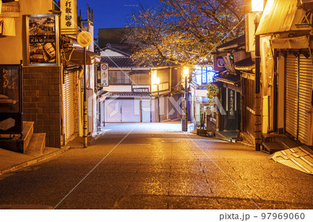 真夜中の清水坂・松原通　清水寺の参道 97969060