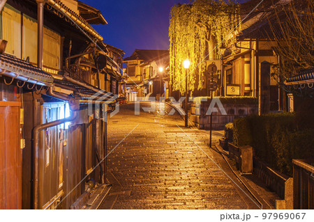 真夜中の産寧坂(三年坂)・清水寺の参道 真夜中の産寧坂(三年坂)・清水寺の参道 97969067
