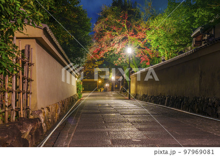 真夜中の『ねねの道』・清水寺の参道 97969081