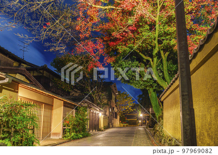 真夜中の『ねねの道』・清水寺の参道 97969082
