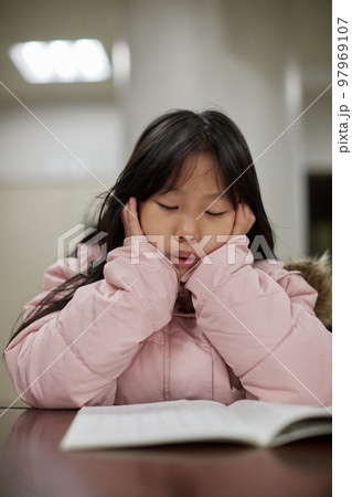 学校で漢字を勉強している小学生の女の子の様子 97969107