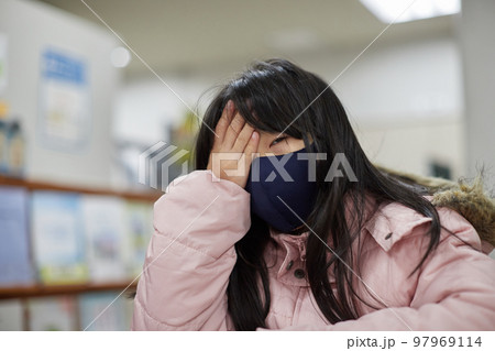 学校で勉強に疲れる小学生の女の子の様子 学校で勉強に疲れる小学生の女の子の様子 97969114