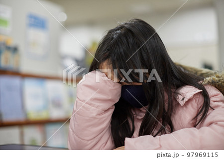 学校で勉強に疲れる小学生の女の子の様子 学校で勉強に疲れる小学生の女の子の様子 97969115