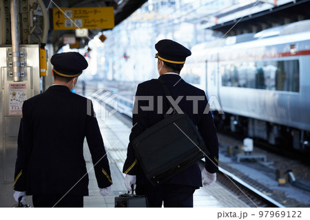 名古屋駅の若手車掌の後ろ姿 97969122