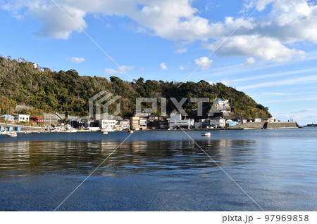 伊豆大島の波浮港の街並み 伊豆大島の波浮港の街並み 97969858