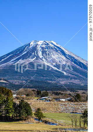 富士ヶ嶺の田舎風景と富士山の絶景 97970009
