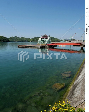 白水港と竹原行きのフェリー　（広島県大崎上島） 97970198