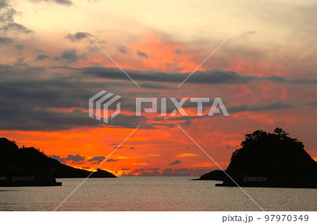 西伊豆町、仁科港の夕陽、グラデーション、落日 97970349