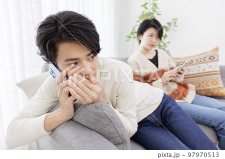 内緒話をする男性 97970513