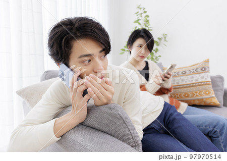 内緒話をする男性 97970514