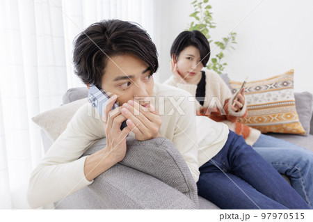 内緒話をする男性 97970515