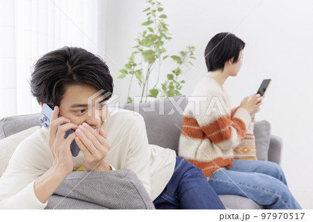 内緒話をする男性 内緒話をする男性 97970517