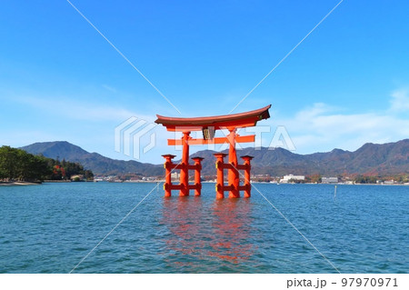 【広島県】改修工事終了後の日本三景安芸の宮島の大鳥居 97970971