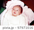 昭和50年代日本　おくるみの中で笑顔を見せる赤ちゃん 97971016