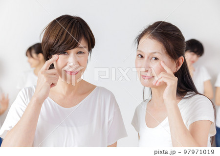 世代別　女性の悩み 97971019