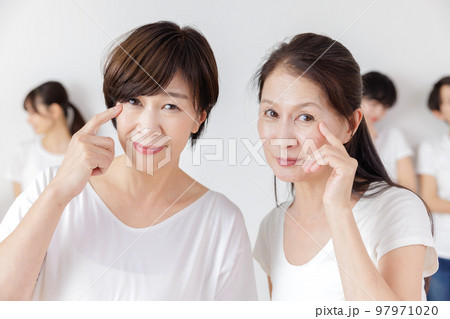 世代別　女性の悩み 97971020