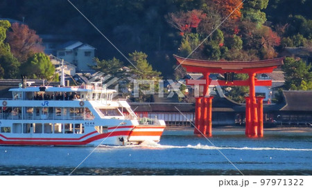【広島県】改修工事終了後の日本三景安芸の宮島の大鳥居と宮島フェリー 97971322