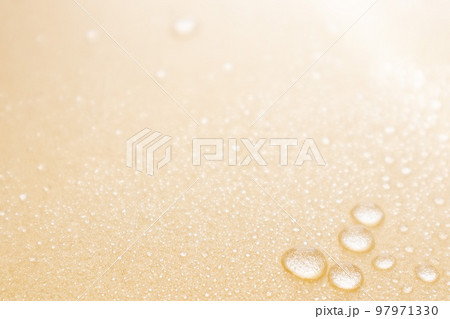 雫とゴールドな背景 雫とゴールドな背景 97971330