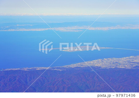 手前和歌山側から関西空港、遠く神戸方面を望む 手前和歌山側から関西空港、遠く神戸方面を望む 97971436