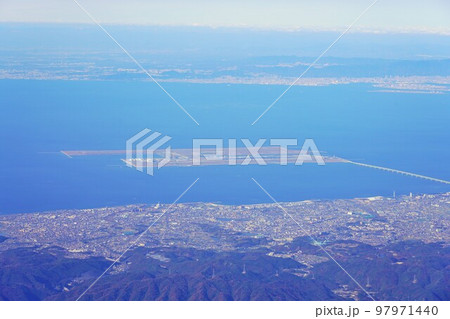 手前和歌山側から関西空港、遠く神戸方面を望む 97971440