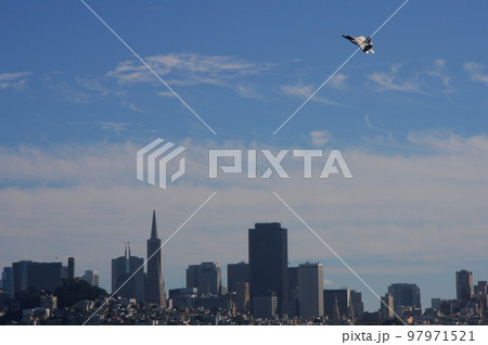 サンフランシスコのビル街上空を飛ぶ、F22ステルス戦闘機 97971521