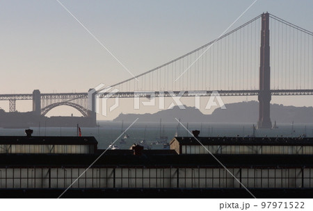 朝靄にかすむゴールデンゲートブリッジ 97971522