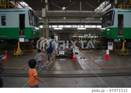 地下鉄車両の整備工場見学（神戸市営地下鉄の名谷車両基地・一般公開イベントにて2012年撮影） 97971532