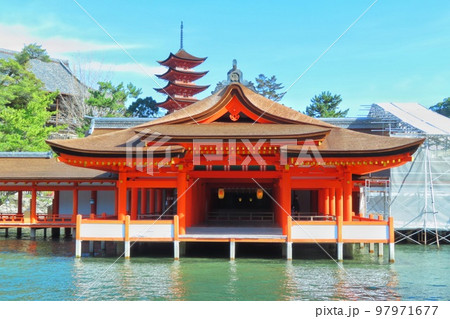【広島県】日本三景安芸の宮島の厳島神社と五重塔 【広島県】日本三景安芸の宮島の厳島神社と五重塔 97971677