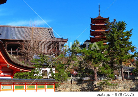 【広島県】日本三景安芸の宮島の厳島神社と五重塔 【広島県】日本三景安芸の宮島の厳島神社と五重塔 97971678
