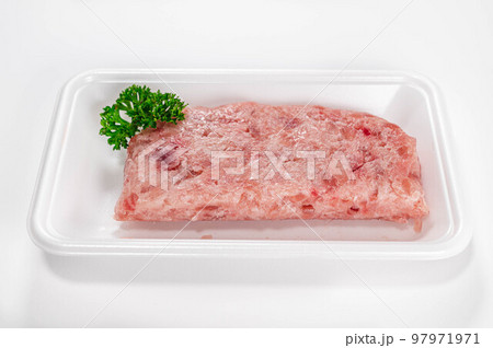 白い背景のマグロのたたき 97971971