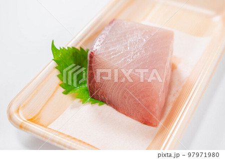 鮮度がいい天然ブリ 97971980