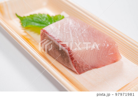 鮮度がいい天然ブリ 97971981