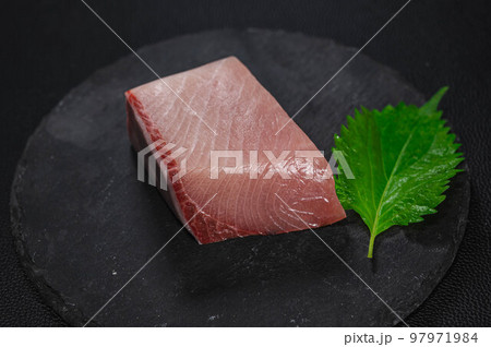 黒い背景のブリの柵 黒い背景のブリの柵 97971984