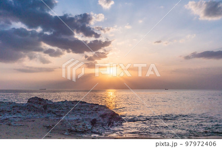 愛知・野間崎灯台に沈む夕日 愛知・野間崎灯台に沈む夕日 97972406