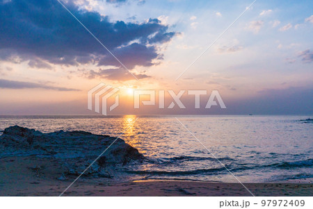 愛知・野間崎灯台に沈む夕日 愛知・野間崎灯台に沈む夕日 97972409