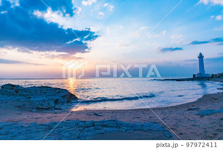 愛知・野間崎灯台に沈む夕日 97972411