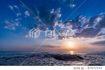 愛知・野間崎灯台に沈む夕日 97972435