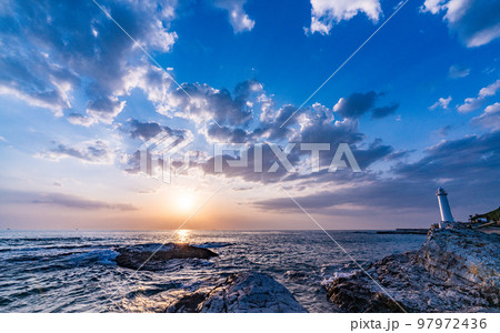 愛知・野間崎灯台に沈む夕日 愛知・野間崎灯台に沈む夕日 97972436