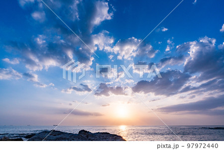 愛知・野間崎灯台に沈む夕日 愛知・野間崎灯台に沈む夕日 97972440