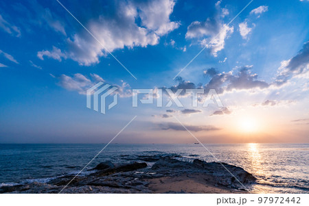 愛知・野間崎灯台に沈む夕日 97972442