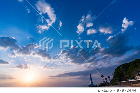 愛知・野間崎灯台に沈む夕日 97972444